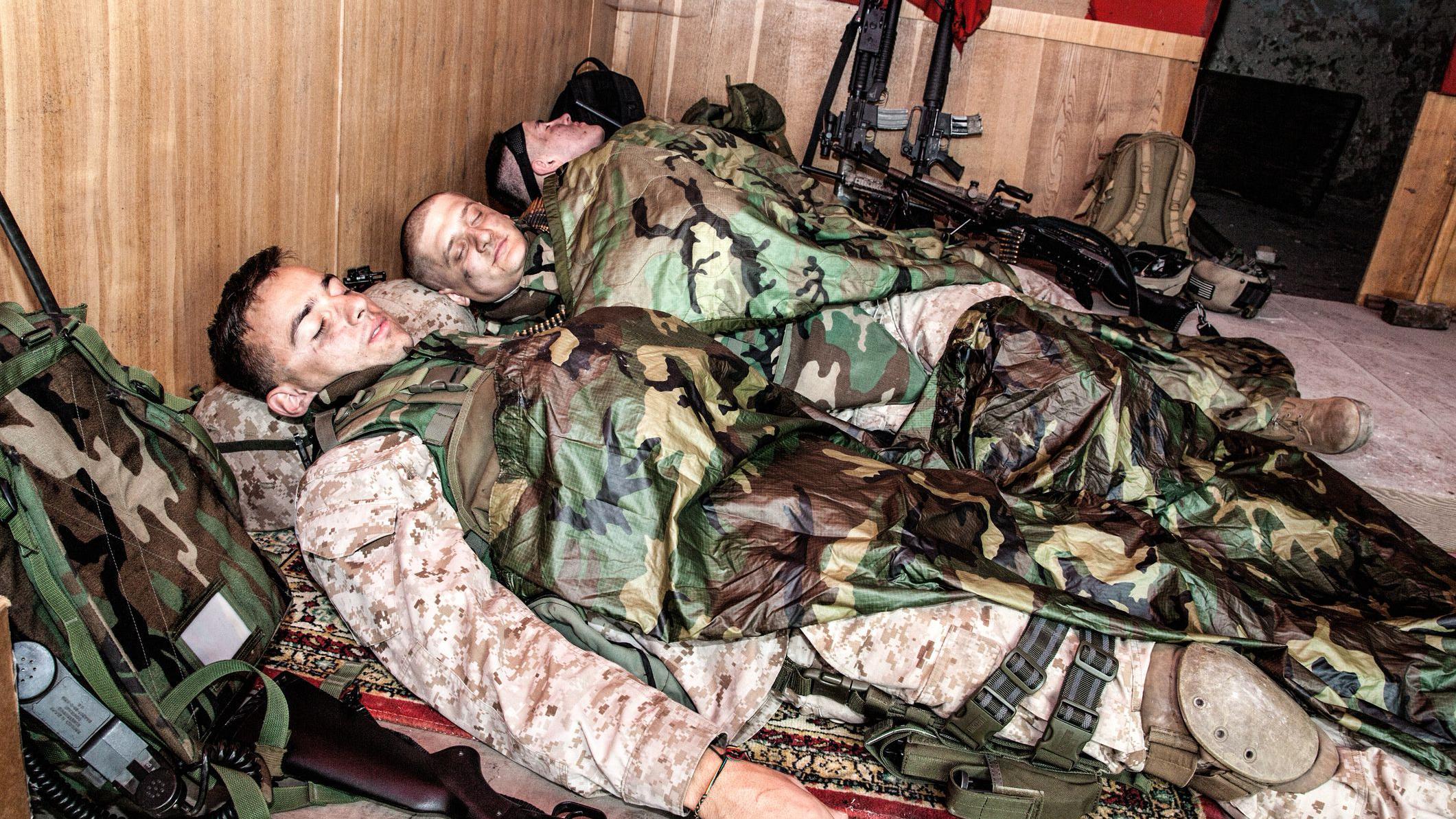 Može li vojnički metod da vam pomogne da zaspite za dva minuta 2 Trojica vojnika, obučeni u kamuflažne unirome i sa pancirima, spavaju u uglu sobe. Naslonjeni su na rančeve, a oružje im je nadohvat ruke, kao da će svakog trenutka biti spremni da se vrate na prvu liniju fronta.