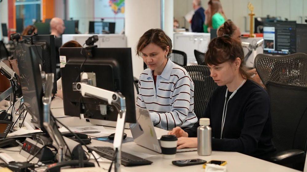 Novinari na poslu u novinskoj redakciji