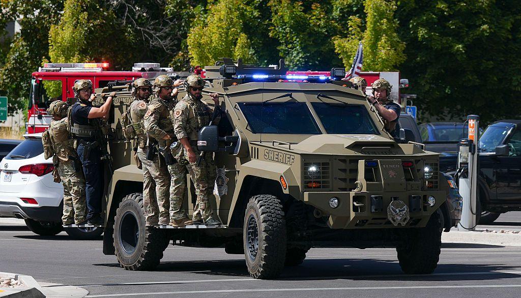 Policías sobre un vehículo tipo militar recorriendo las calles del campus universitario.