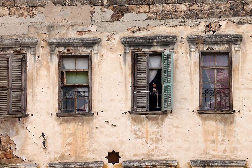 مبنى متهالك في حي باب التبانة بمدينة طرابلس شمال لبنان.