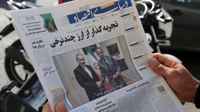 رجل يقرأ صحيفة بينما تحظى الجولة الثانية من المفاوضات غير المباشرة بين إيران والولايات المتحدة في جنيف بتغطية واسعة في الصحف الإيرانية في ١٧ فبراير ٢٠٢٦ في طهران، إيران.