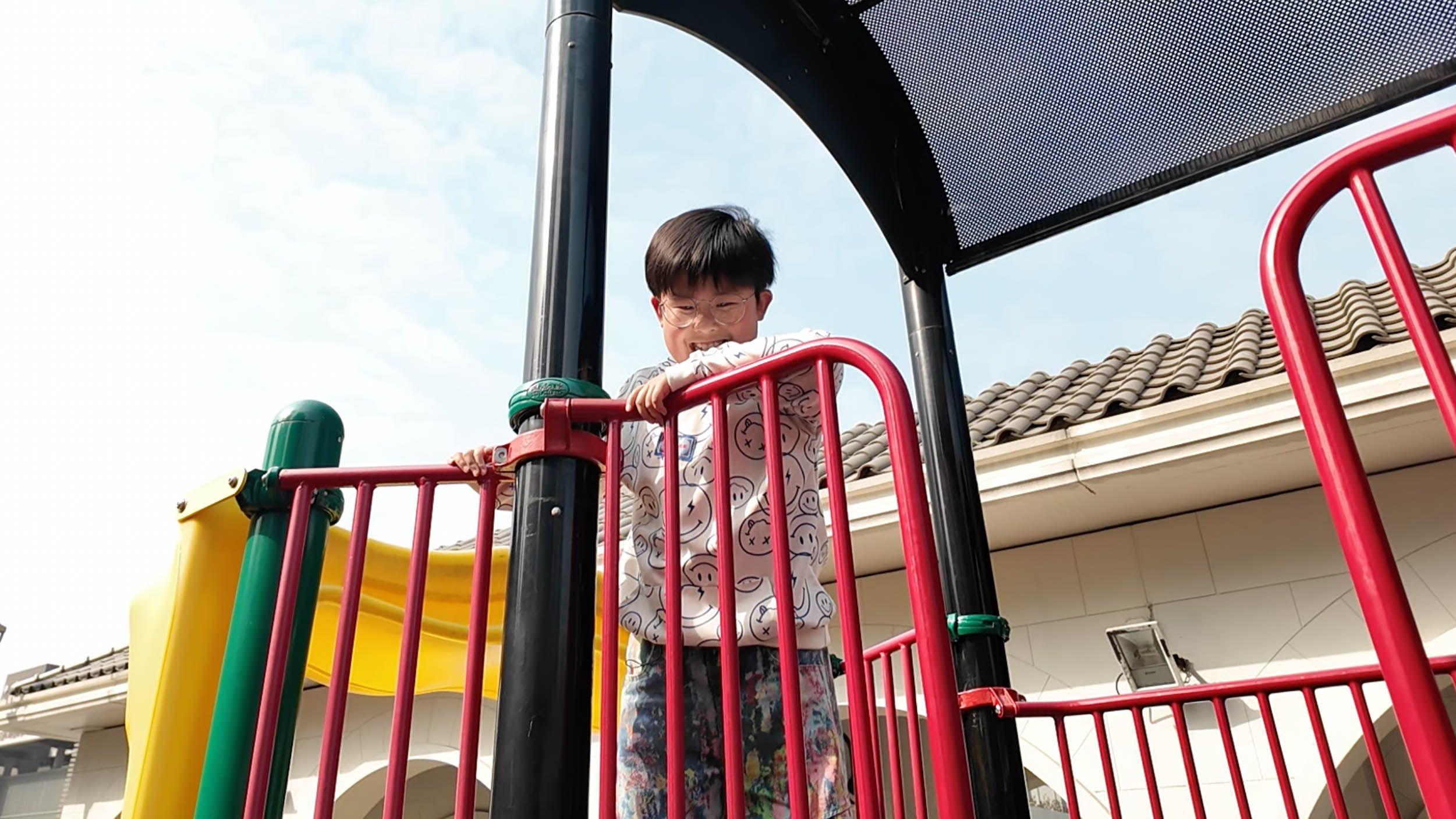 Aiden在玩樂設施上休息。
