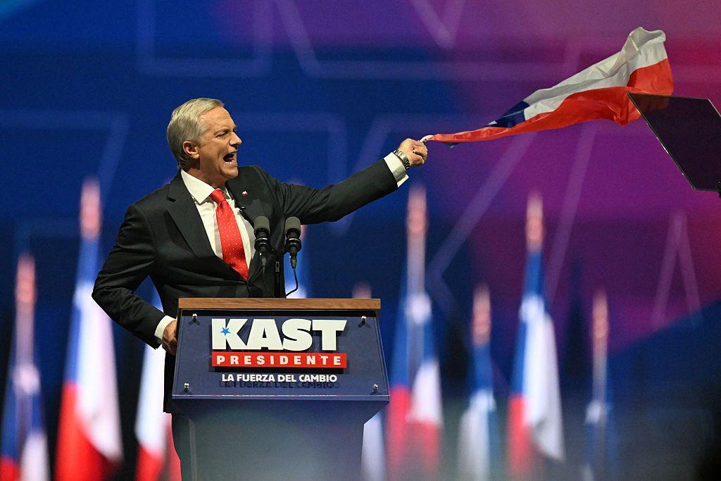 Kast agita la bandera de Chile en un acto de campaña