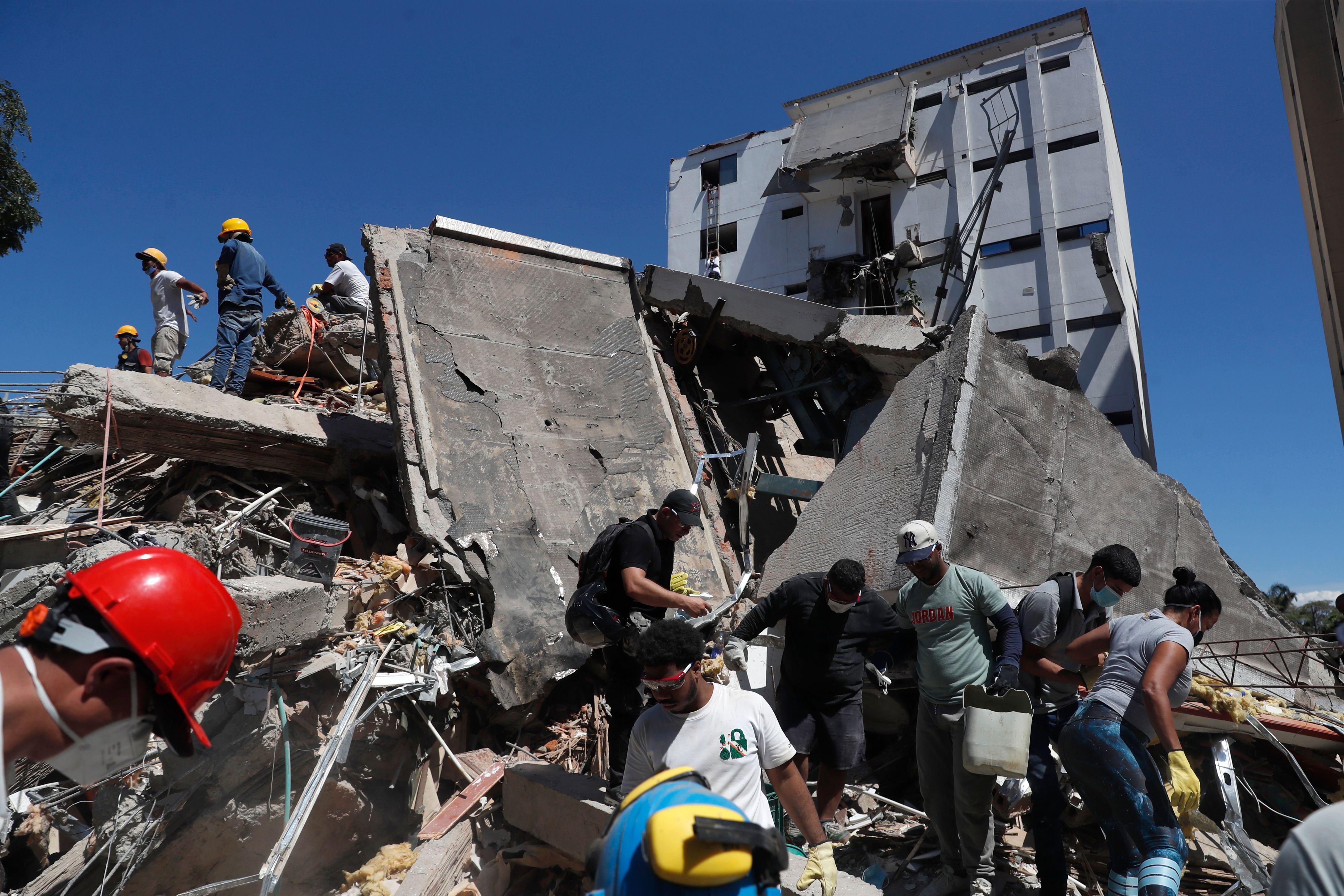 Rescatistas trabajan en un edificio derrumbado en Cali.