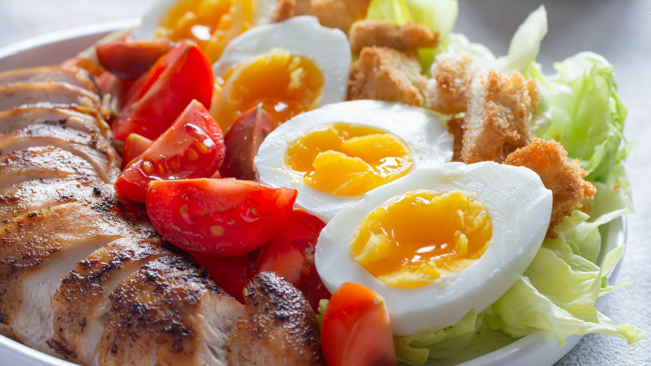 Plato con huevos y otros alimentos