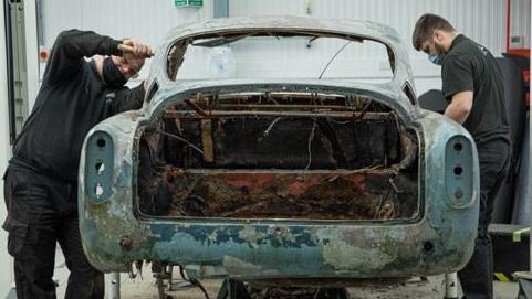 Dvojica majstora rade na restauraciji Aston Martina