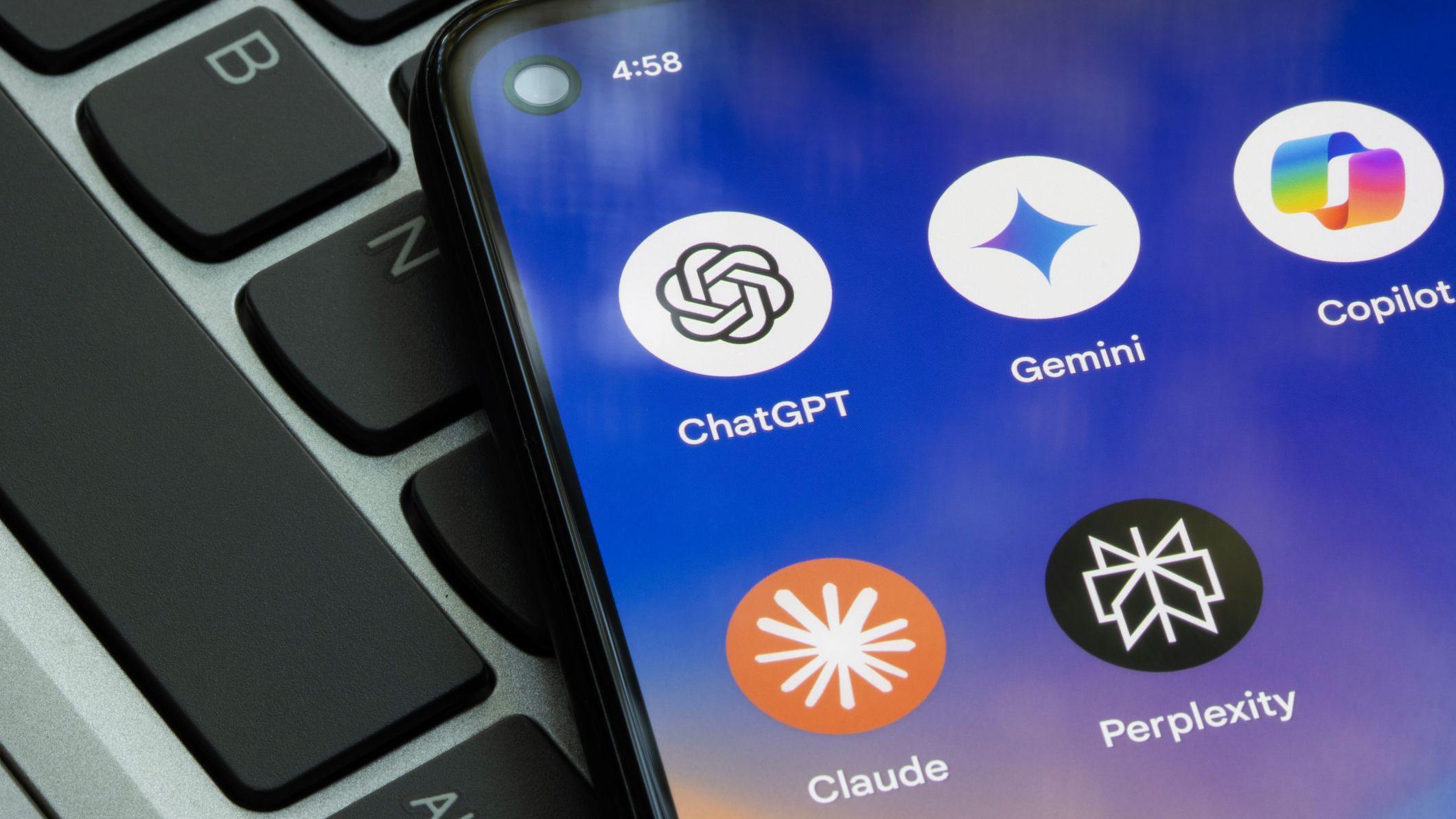Celular mostrando diversos ícones de ferramentas de inteligência artificial, sobre um teclado