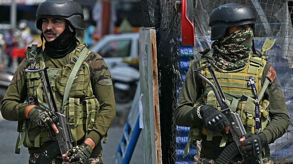 يقف أفراد من القوات شبه العسكرية الهندية حراسًا على طول طريق في سريناغار في 7 مايو 2025، عقب توترات حدودية. تبادلت الهند وباكستان قصفًا مدفعيًا ثقيلًا على طول حدودهما المتنازع عليها في 7 مايو، بعد أن شنت نيودلهي ضربات صاروخية على خصمها اللدود في تصعيد كبير بين الجارتين النوويتين. أعلنت نيودلهي أنها نفذت "ضربات دقيقة على معسكرات إرهابية" في تسعة مواقع في الشطر الباكستاني من كشمير، بعد أيام من تحميلها إسلام آباد مسؤولية هجوم دامٍ على الجانب الهندي من المنطقة المتنازع عليها.