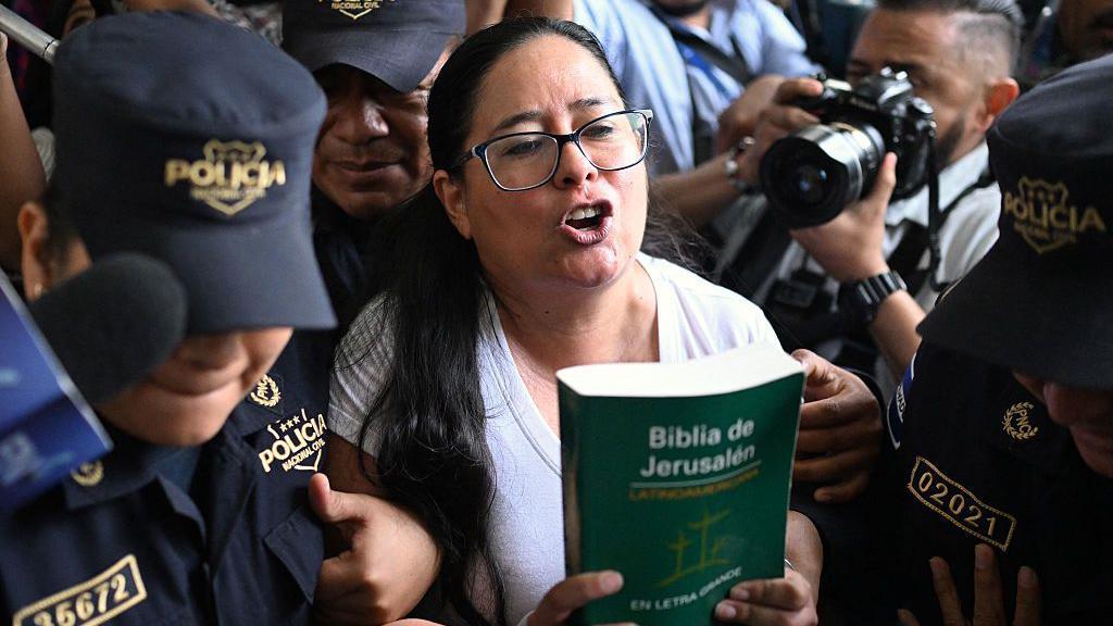 La abogada y activista de derechos humanos salvadoreña Ruth López es escoltada por la policía a una audiencia en el centro judicial Isidro Menéndez de San Salvador, el 4 de junio de 2025.