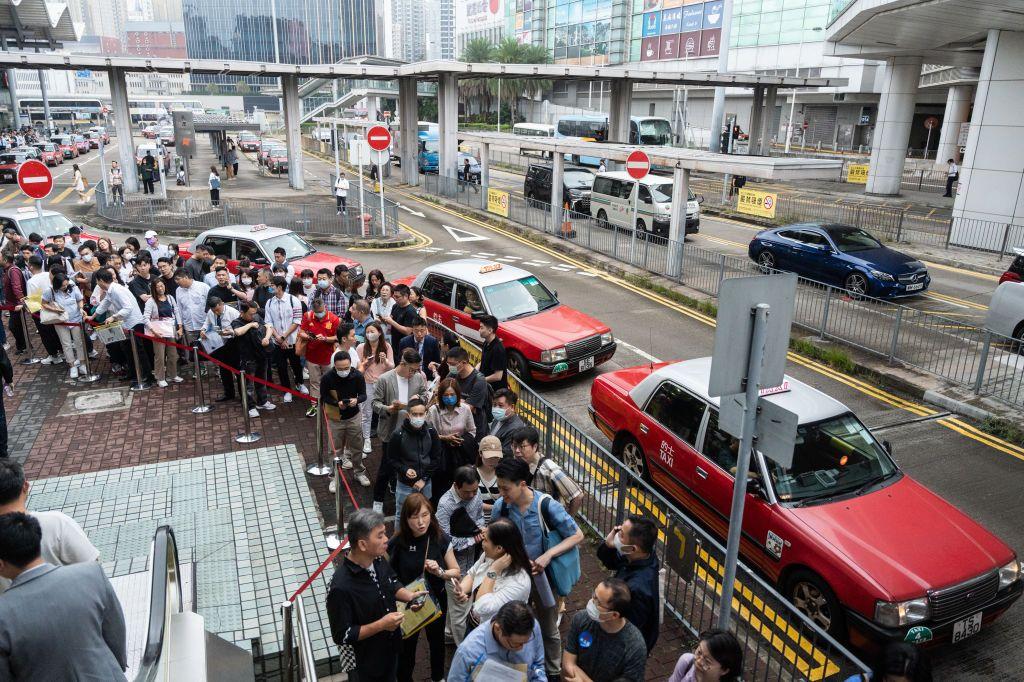 2024年4月6日，一批準買家在銷售中心外排隊等候。
