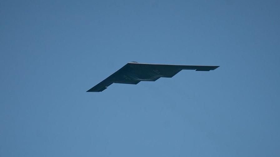 Un avión B-2 en el aire