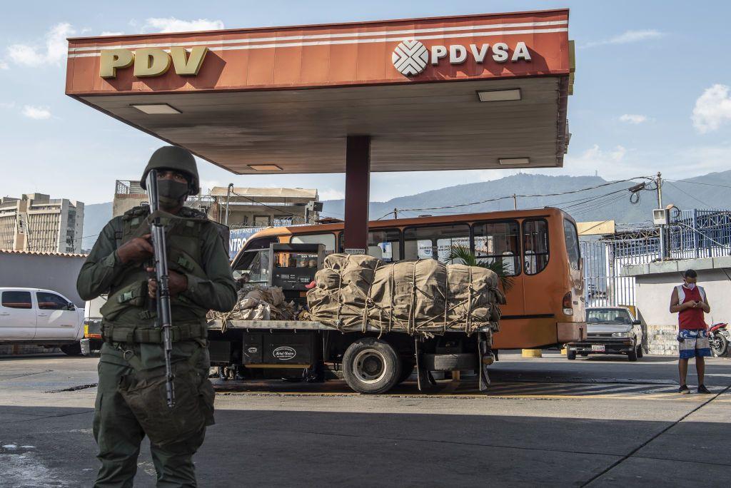 Un militar armado vigilando una estación de gasolina en Caracas en 2020.