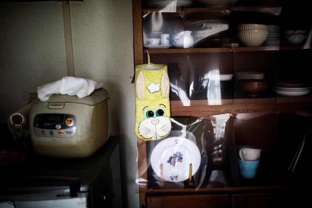 Foto tirada em 21 de junho de 2017 mostra a cozinha de uma mulher que morreu sozinha e só foi encontrada duas semanas depois em seu apartamento em Yokohama