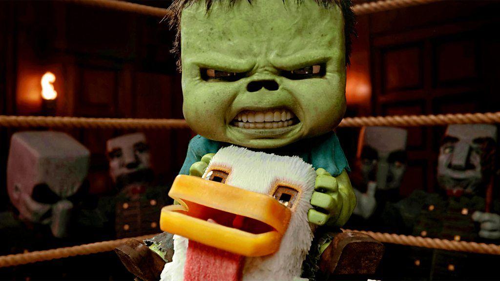 Crian&ccedil;a verde monta em uma galinha no que parece ser um ringue de pugilismo, em cena de 'Um Filme Minecraft',