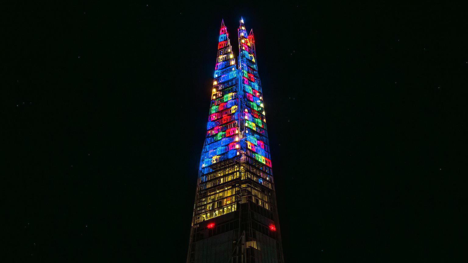 Foto nocturna de The Shard iluminada con luces navideñas inspiradas en la pintura de Gustavo Zuluaga