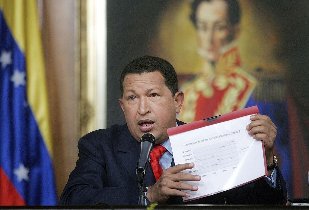 Hugo Chávez habla delante de un retrato de Simón Bolivar luego de ser reelecto en 2006 como presidente de Venezuela