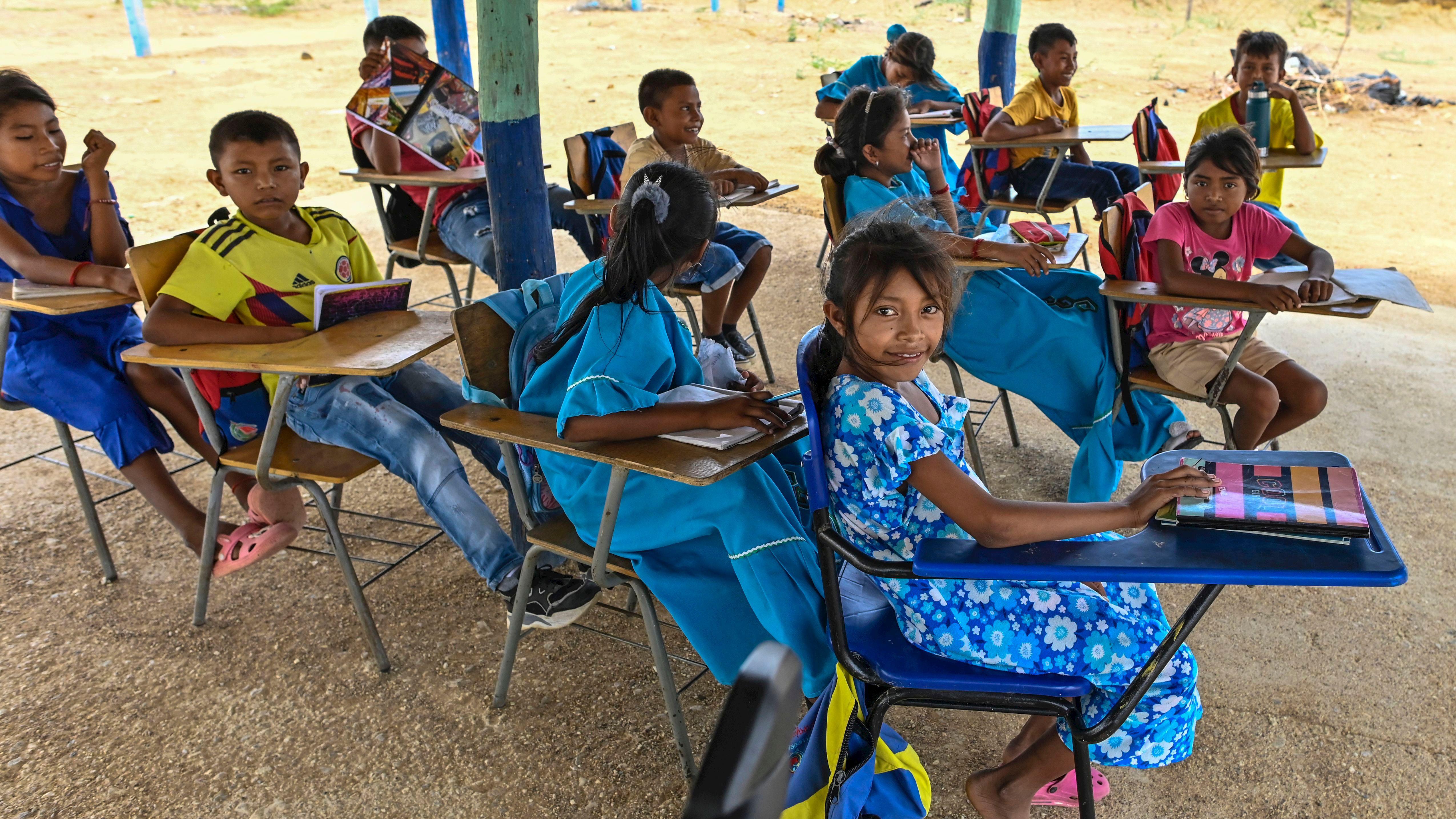 Un aula de clases al aire libre con estudiantes en La Guajira.