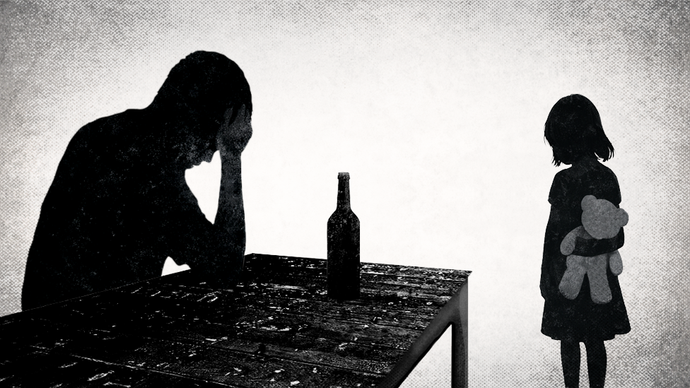 Ilustracija u sivim i crnim tonovima, silueta muškarca naslonjenog rukom na sto i pored njega je flaša, sa desne strane silueta devojčice okrenute leđima, ima igračku plišanog medveda iza leđa