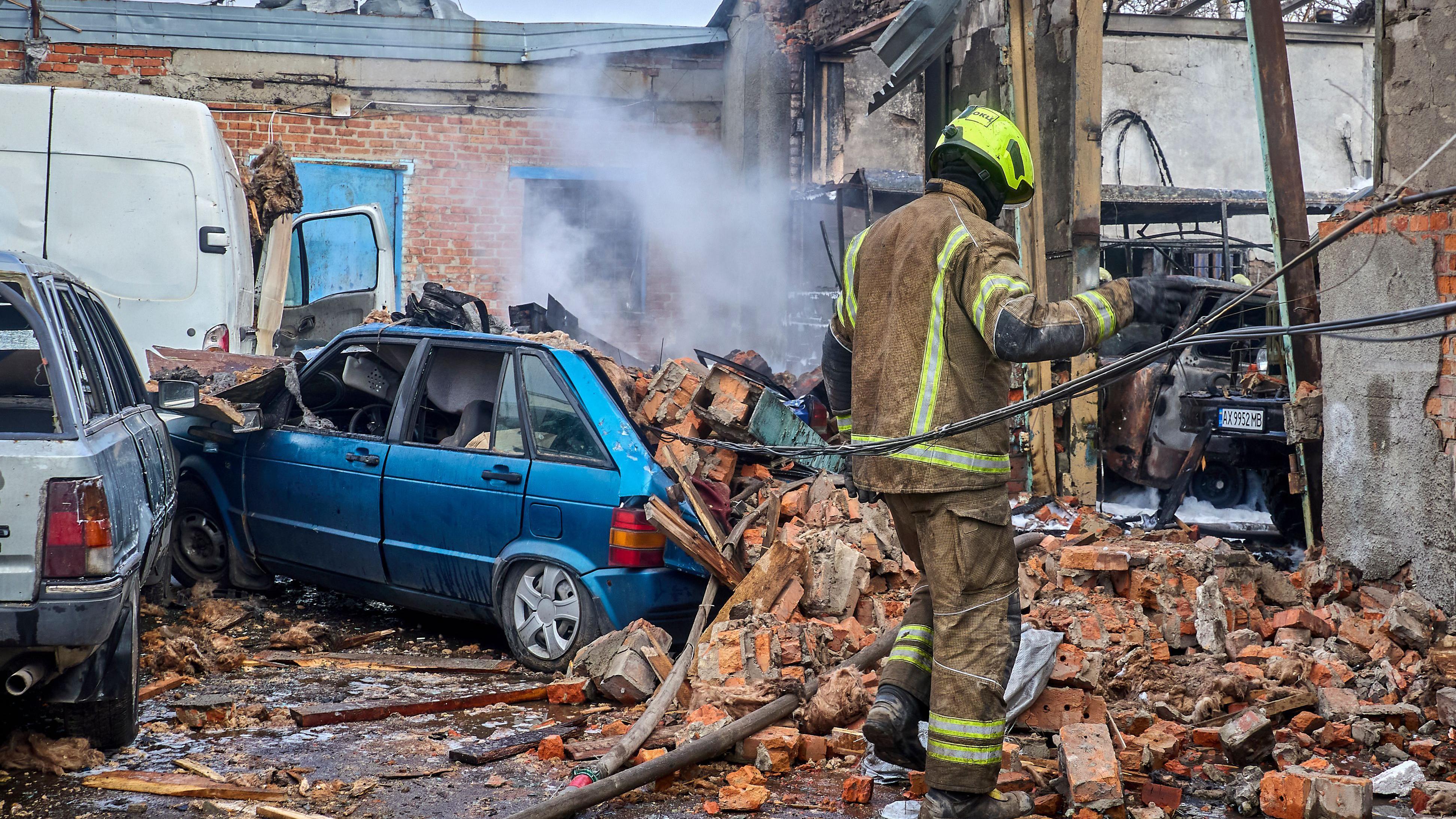 Equipos de rescate ucranianos trabajan en el lugar del ataque con bombas planeadoras rusas en Járkiv, en el noreste de Ucrania, el 24 de octubre de 2025, en el contexto de la invasión rusa. Al menos ocho personas resultaron heridas tras los ataques rusos en el distrito industrial de Járkiv, según el jefe de la Administración Militar de Járkiv, Oleg Synegubov.