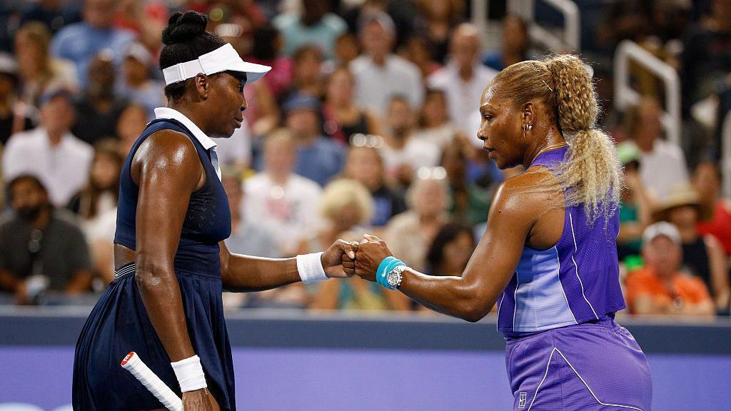 As irmãs Venus e Serena Williams, durante jogo de duplas do Torneio Aberto de Cincinnati de 2026, nos Estados Unidos