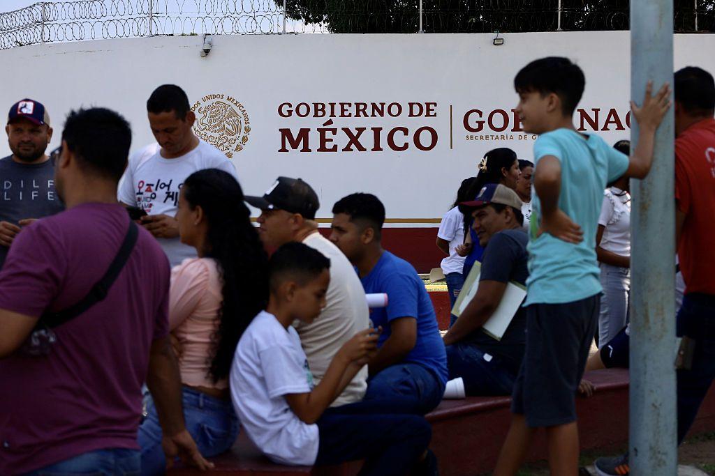 Migrantes venezolanos protestan para exigir deportación a su país, siguiendo las políticas de Donald Trump que les impidieron llegar a Estados Unidos, en Tapachula, México, el 14 de abril de 2025. (Foto: José Torres/Anadolu vía Getty Images)