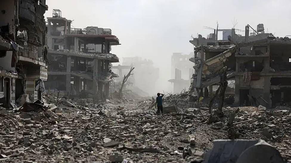 Un niño entre escombros y edificios derruidos tras un ataque israelí en el bario de Al-Saftawi, al oeste de Jabalia