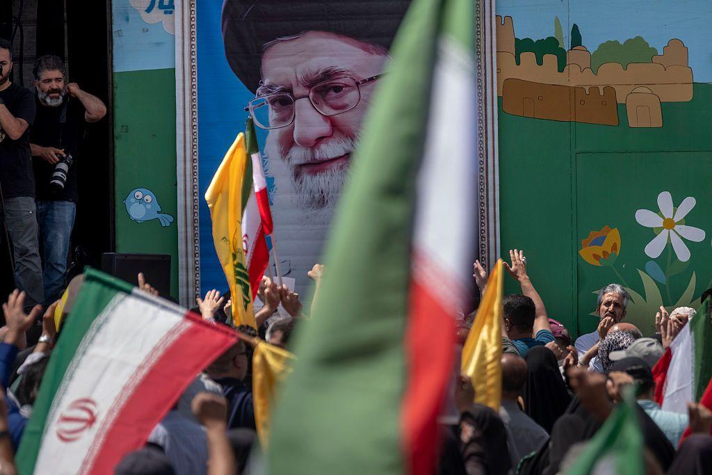 "دول الخليج تدفع ثمن القنابل الأمريكية، انسحبوا قبل فوات الأوان!" - طهران نيوز 2 مصلون إيرانيون يرفعون أيديهم تعبيرًا عن الوحدة مع المرشد الأعلى الإيراني، آية الله علي خامنئي، خلال مسيرة مناهضة لإسرائيل لإدانة الهجمات الإسرائيلية على إيران، في وسط مدينة طهران، إيران، 20 يونيو/حزيران 2025