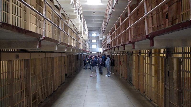 Visitantes observam as celas vazias da antiga prisão de Alcatraz