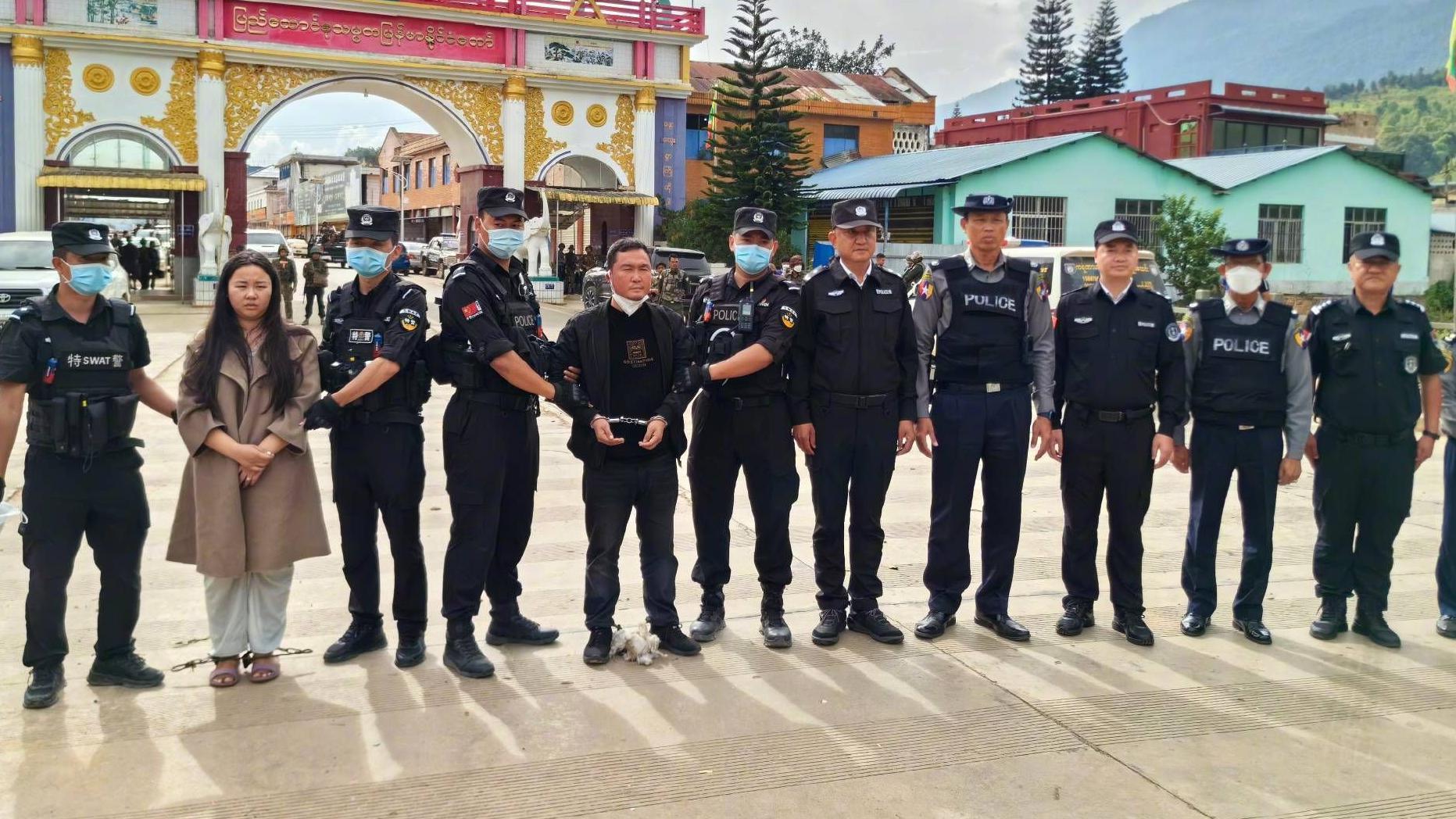 緬甸果敢楊龍寨口岸接壤中國處緬甸警察向中國警察移交明珍珍（左二）等明家電信網絡詐騙犯罪集團成員（中國公安部刑偵局圖片16/11/2023）