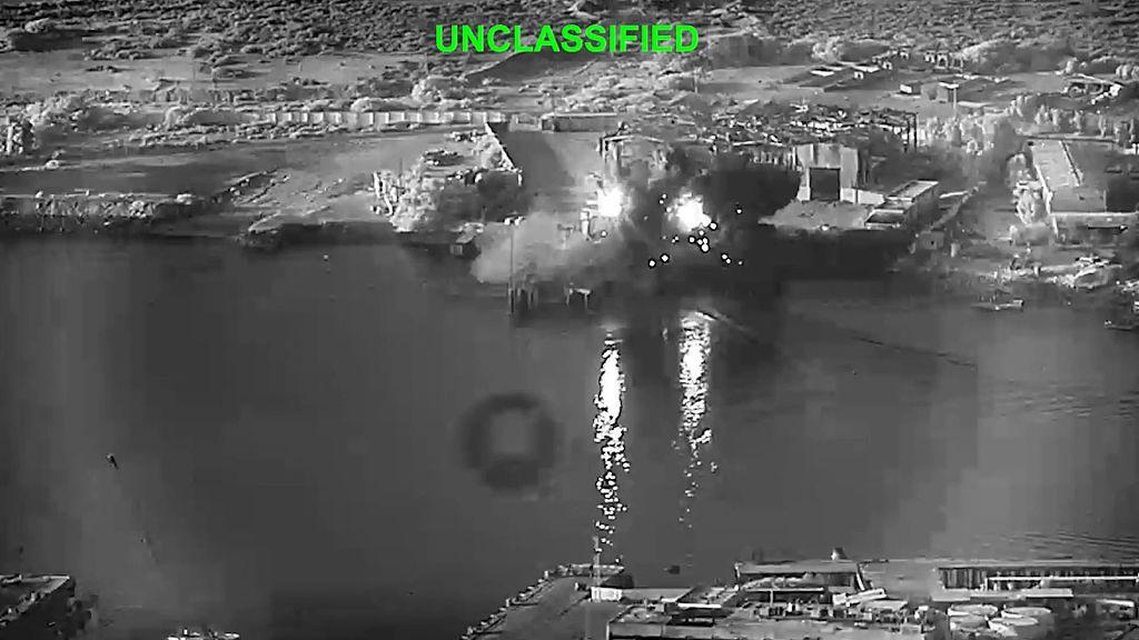 En estas imágenes facilitadas por el Departamento de Defensa de EE.UU., drones navales estadounidenses atacan un submarino y una instalación de mantenimiento de buques el 13 de julio de 2026, en una zona no revelada de Irán.