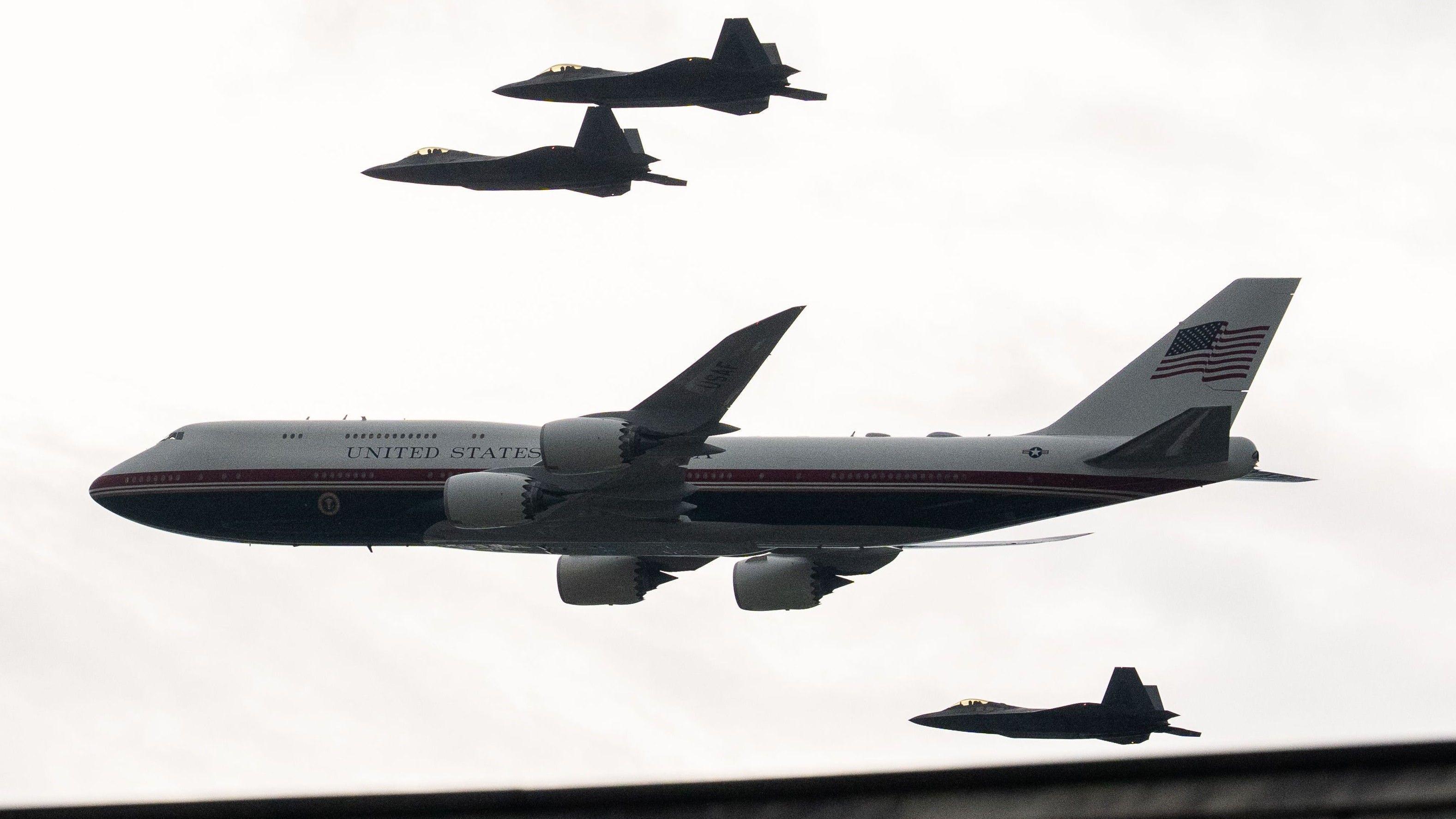 Vatromet, preleti i ekstremna vrućina: Amerika proslavila 250 godina postojanja 7 Borbeni avioni F22 Raptor prate novi 'Air Force' predednički avion