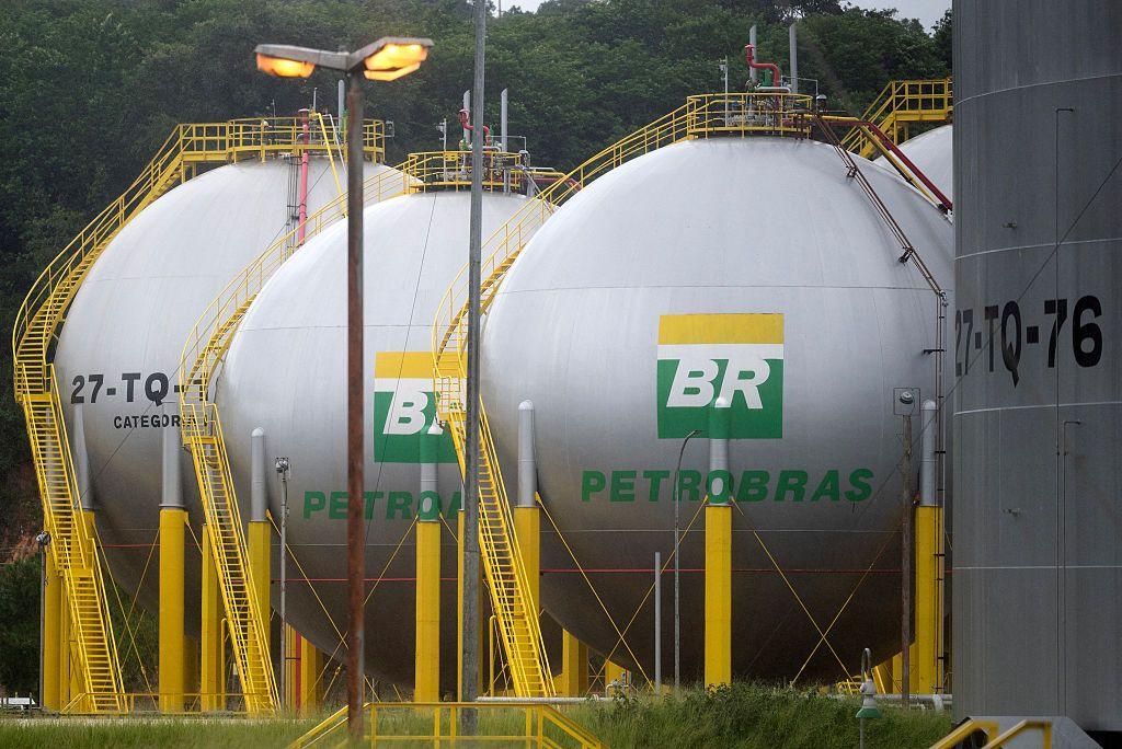 Tanques de almacenamiento de combustible con el logo de Petrobras
