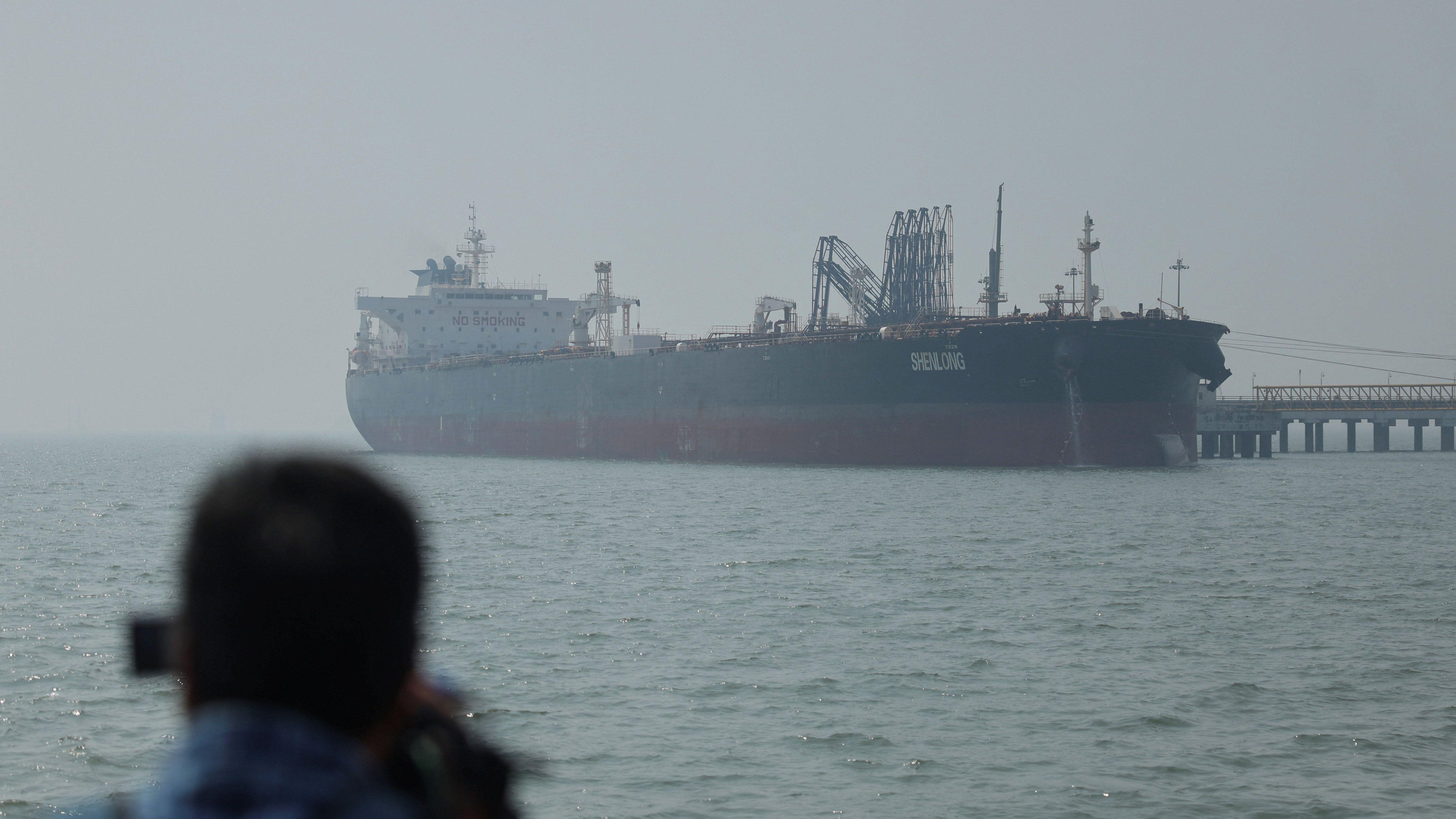 ناقلة النفط "شينلونغ سويزماكس" ترفع علم ليبيريا، ومحملة بالنفط الخام السعودي، تصل إلى أحد الموانئ في مومباي، الهند، في 12 مارس/ آذار 2026