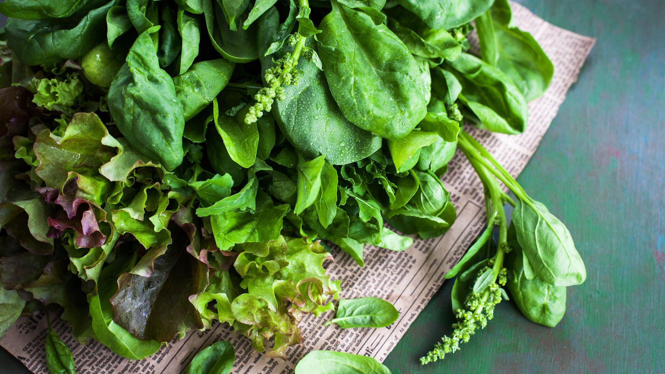 Vegetais verdes sobre a mesa