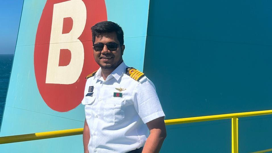 Rashedul Hasan, con gafas de sol, en la cubierta del Banglar Joyjatra