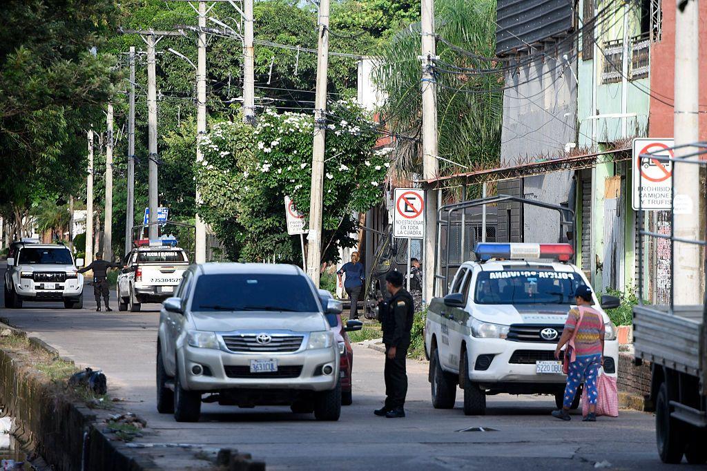 Agentes de policía participan en un operativo en el barrio Las Palmas de Santa Cruz de la Sierra, Bolivia, tras la detención del narcotraficante uruguayo Sebastián Marset durante un operativo con agentes de la Fuerza Especial Antinarcóticos y la Unidad Táctica de Operaciones Policiales, el 13 de marzo de 2026.
