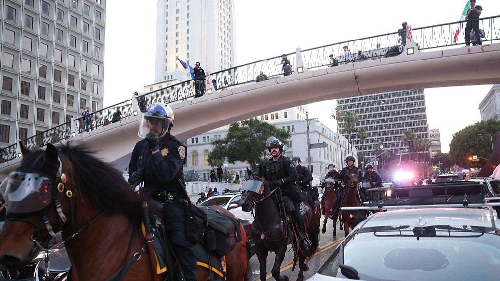 Mass arrests in LA as police enforce night-time curfew