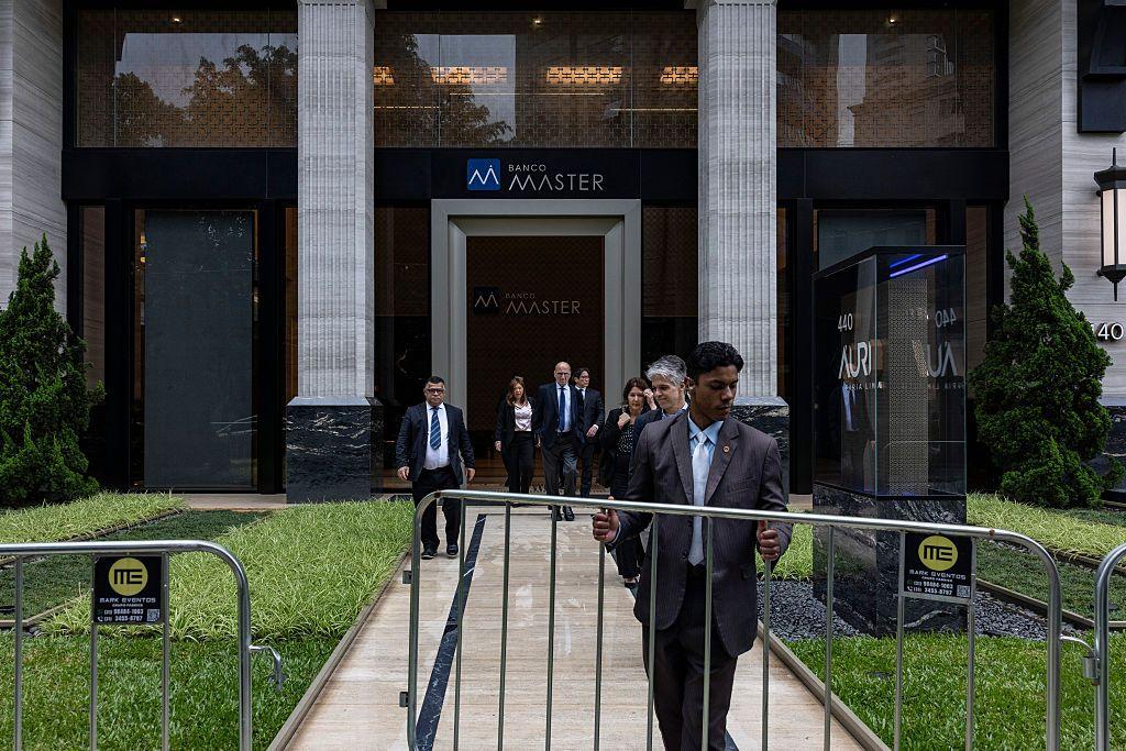 Sede do banco master cercado