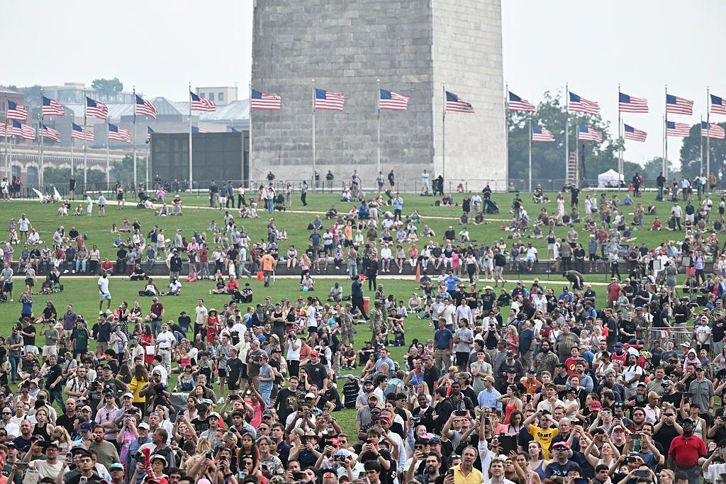 La gente observa el desfile del 250º aniversario del ejército en Washington, DC, el 14 de junio de 2025.