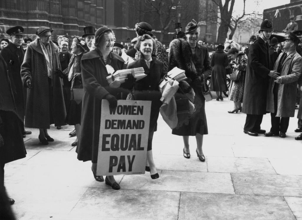 السياسيات البريطانيات إيرين وورد، وباربرا كاسل، وباتريشيا فورد (التي تنظر إلى الخلف)، وإديث سمرسكيل، أثناء تسليمهن عريضة لجنة حملة المساواة في الأجور (التي تحمل 80 ألف توقيع) للمطالبة بالمساواة في الأجور بين النساء والرجال، إلى مجلس العموم في ويستمنستر، لندن، إنجلترا، في 8 مارس/ آذار1954.