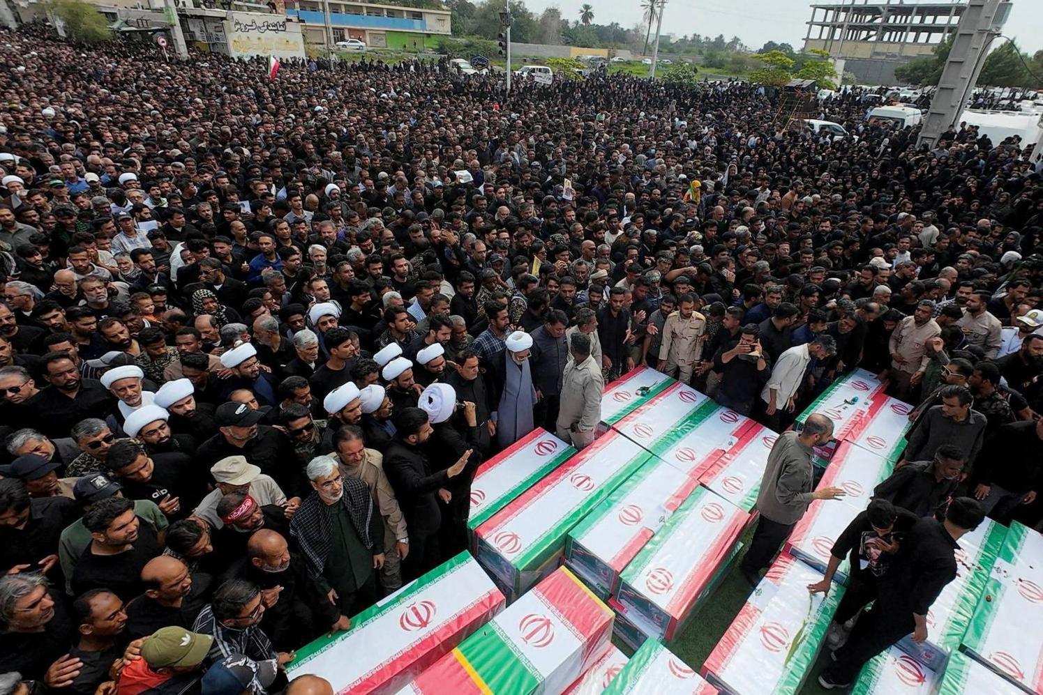 صور للأقمار الصناعية تكشف عن تعرض مدرسة إيرانية وقاعدة عسكرية مجاورة لهجمات متعددة