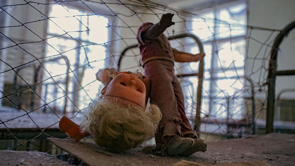 Una muñeca con la cabeza separada en un edificio abandonado de la zona de exclusión de Chernóbil