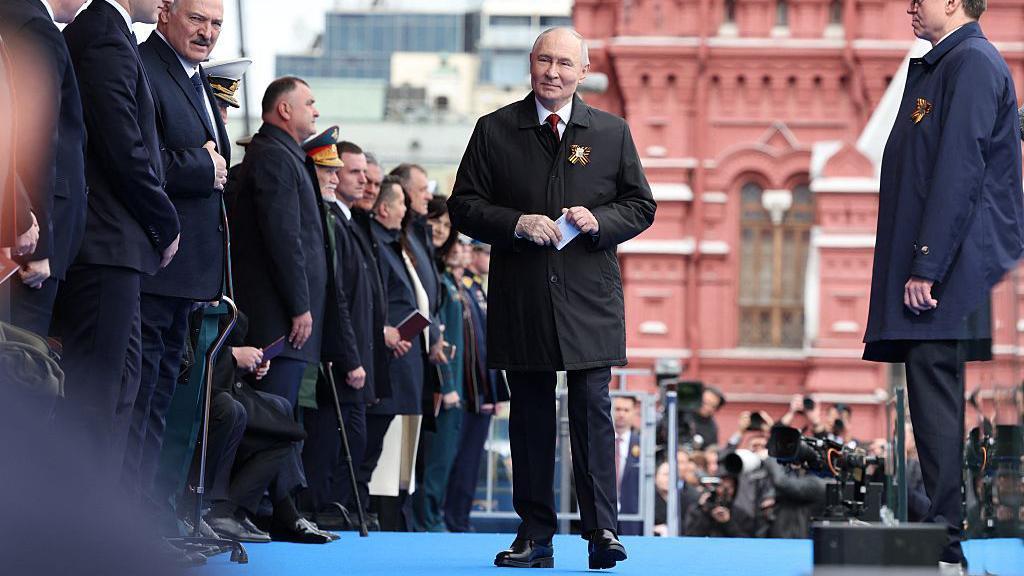Vladimir Putin šeta po bini u crnom kaputu