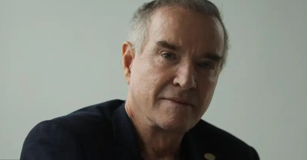 Foto de Eike Batista olhando para as c&acirc;meras usando um terno escuro