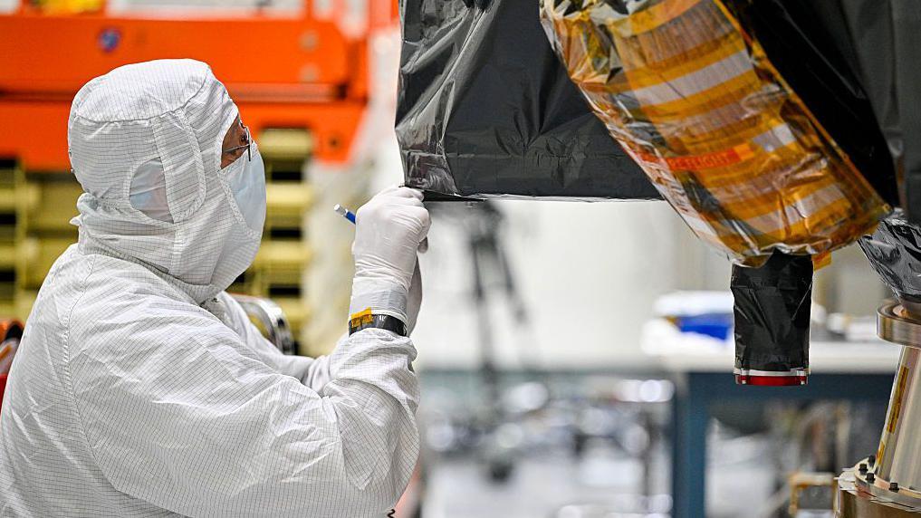Un científico de la NASA trabaja en un sistema