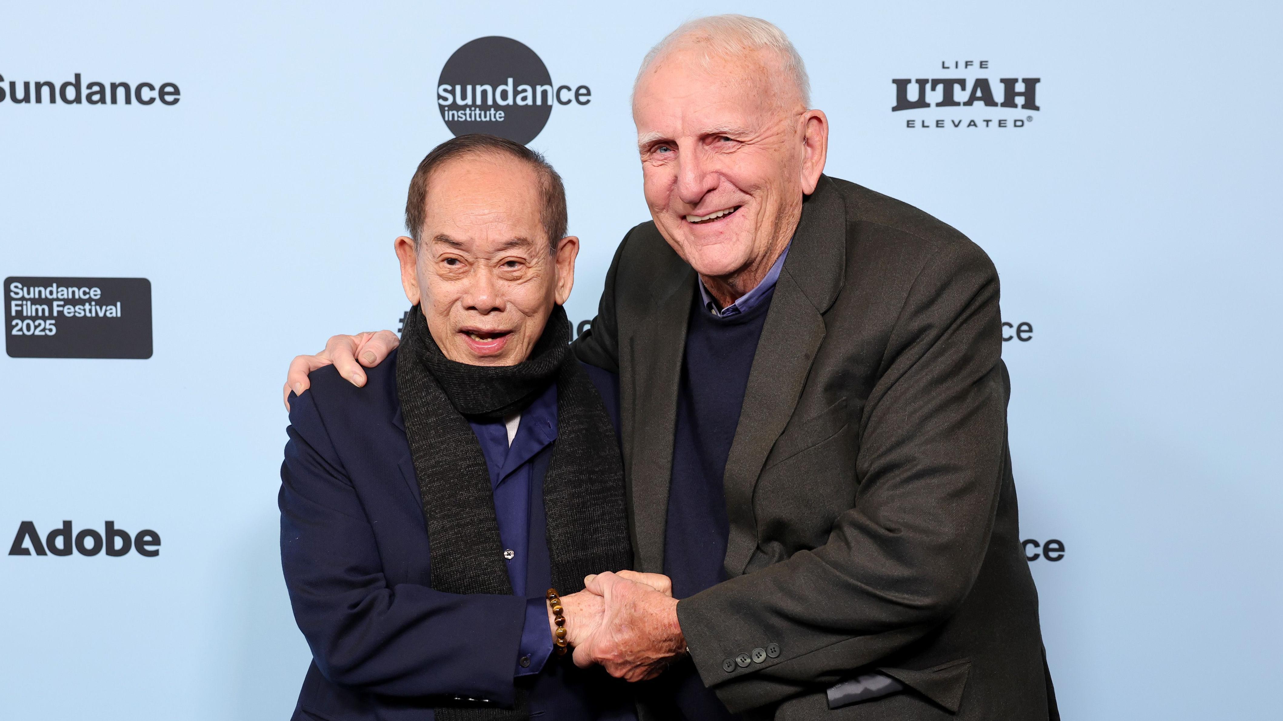 Nguyen Thanh Nghe y Carl Robinson en el estreno del documental "The Stringer" en enero de 2025 en Utah, Estados Unidos.