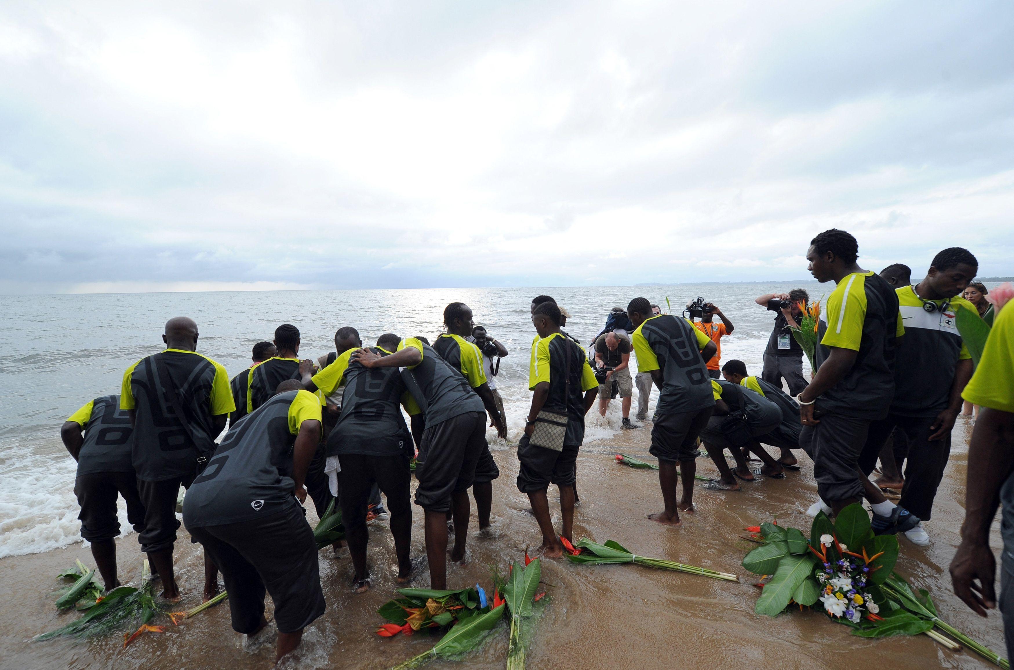 لاعبو منتخب زامبيا على شاطئ ليبرفيل في 9 فبراير/شباط 2012