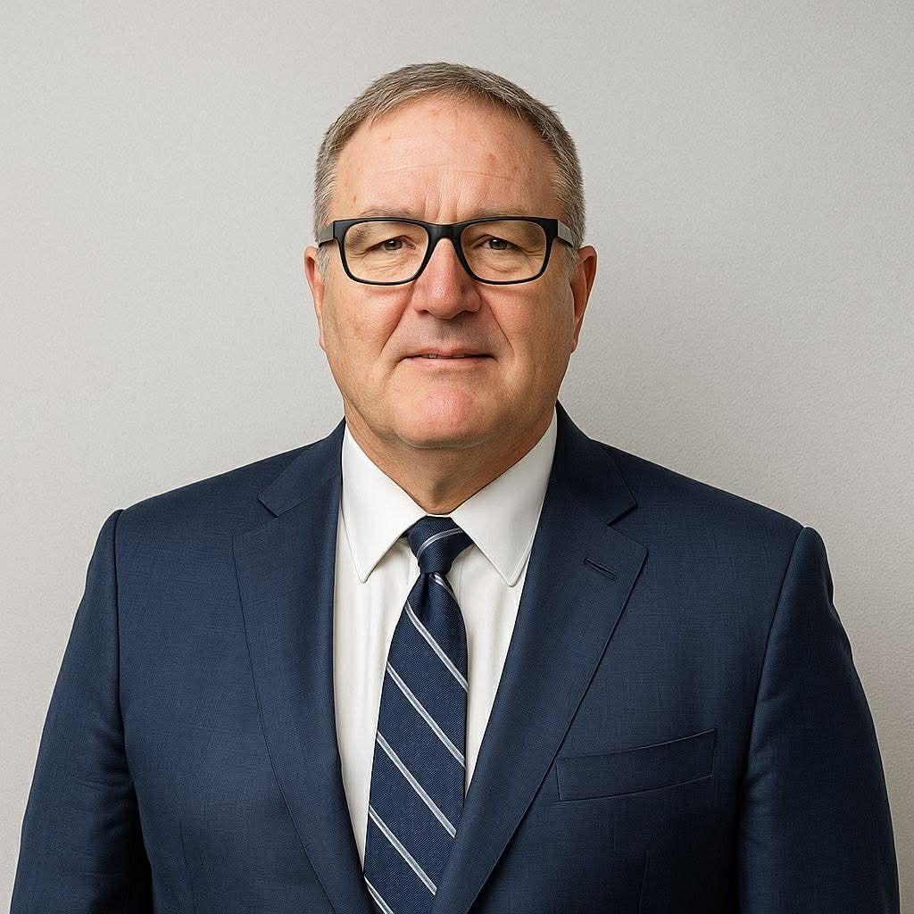 'Ljudi sa granice': Kako su Rumuni u vreme Čaušeskog preko Jugoslavije bežali na Zapad 5 Klaus Baešu danas, čovek s naočarima u teget odelu