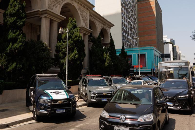 Ciaturas em frente a edifício
