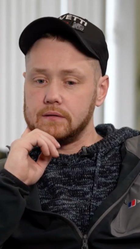 Nathan Newby, con una mano en el rostro, aparece pensativo